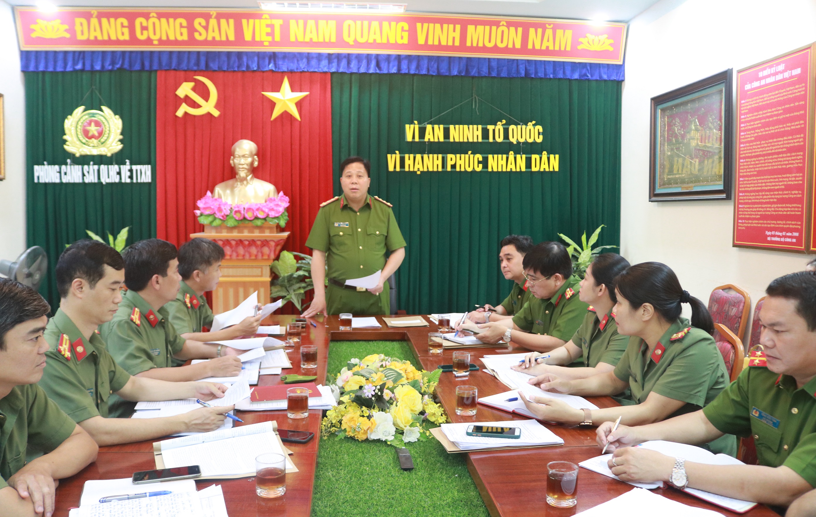 Đại tá Bùi Trung Thành - Phó Giám đốc CATP kiểm tra công tác 6 tháng tại Phòng Cảnh sát QLHC về TTXH